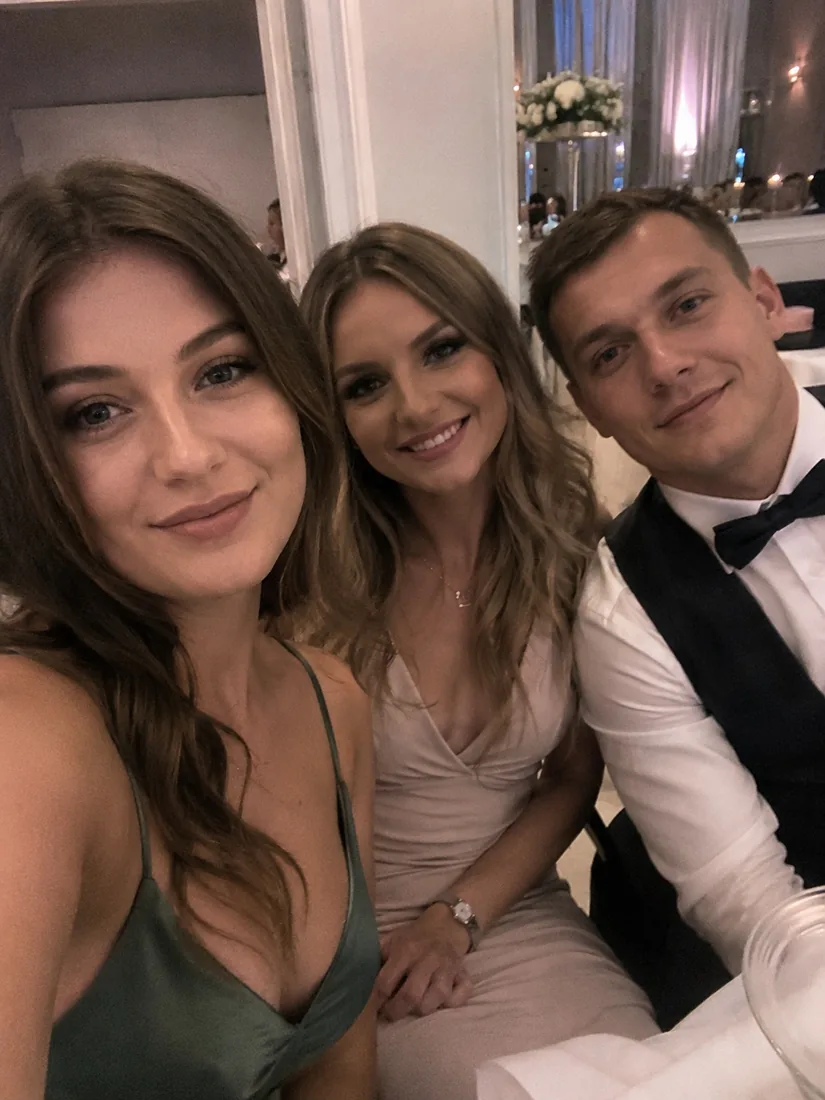 Trzy osoby robiące wspólne selfie podczas wesela