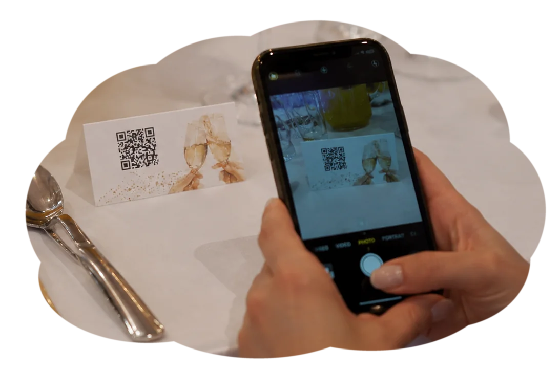 Gość skanuje kod QR aparatem telefonu
